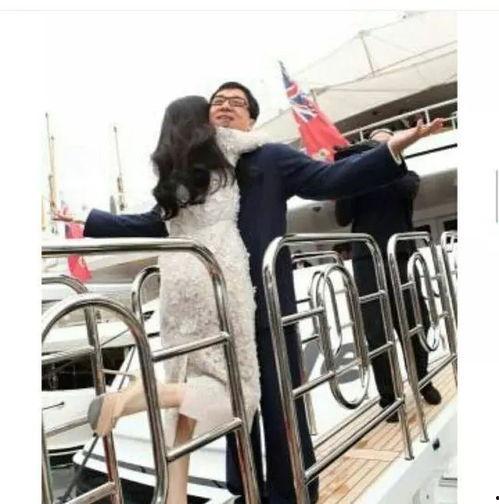 成龙吃范冰冰豆腐照片